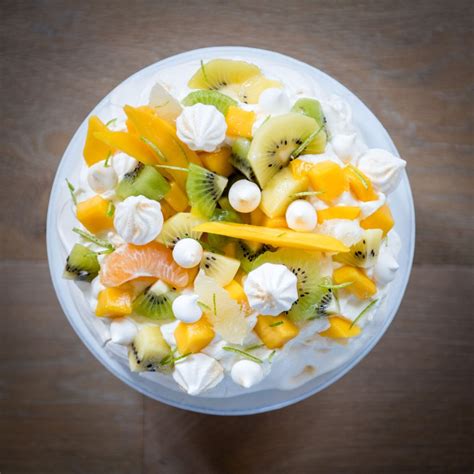 Pavlova aux fruits exotiques