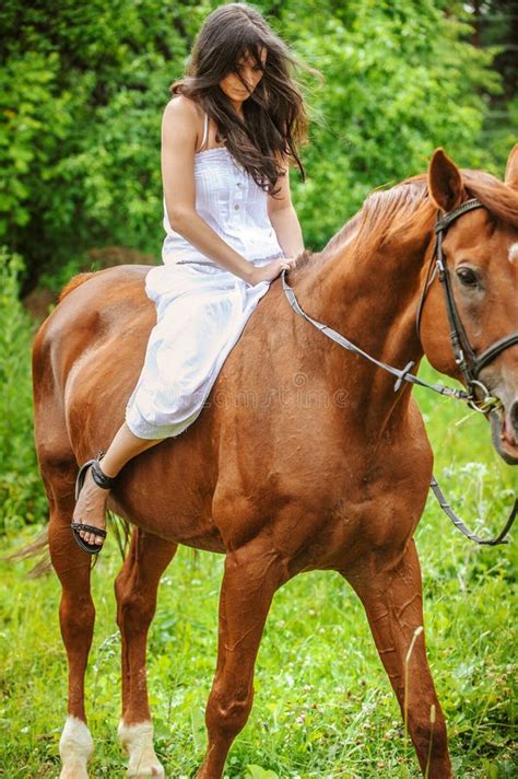 Junge Brunettefrau Reitet Ein Pferd Stockbild Bild Von Faszinieren