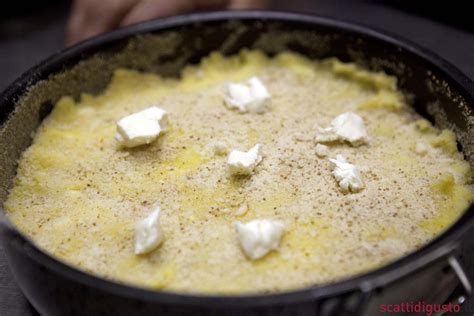 Il gattò di patate, infatti non è altro che un sformato di patate, condito con il classico ragù alla siciliana con i piselli, lo stesso che si usa per farcire le fantastiche arancine o i famosi anelletti al forno. Come fare il migliore gateau, o gattò, di patate
