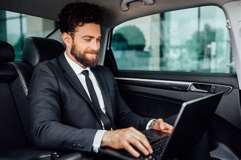 Gerente Bonito Barbudo E Sorridente Trabalhando Em Seu Laptop No Banco