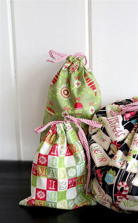 Reusable Fabric Gift Bags from The Cottage Mama | Christmas fabric