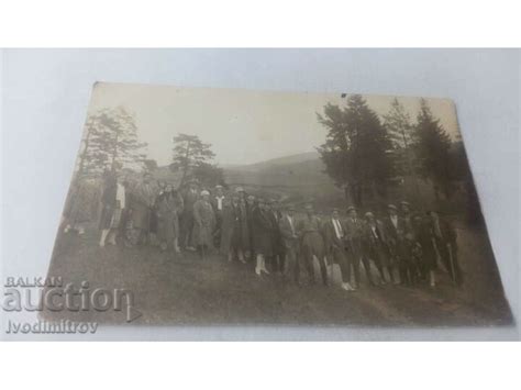 Снимка Мъже жени и деца на излет Стари снимки Изделия от хартия balkanauction