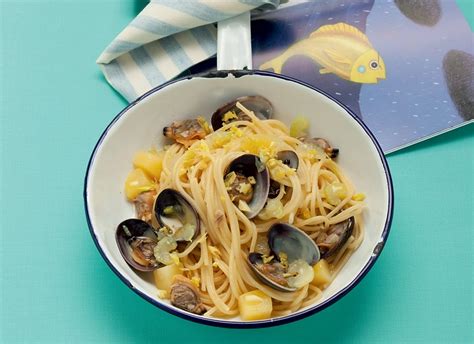 Spaghetti alle vongole (pronounced spaˈɡetti alle ˈvoŋɡole), italian for spaghetti with clams, is a dish that is very popular throughout italy, especially in campania. Ricetta Spaghetti alle vongole con sedano e patate ...