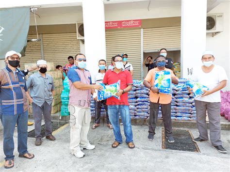 Membagi tugas, menggerakkan, dan mengkoordinasikan pelaksanaan tugas. Pejabat Parlimen Libaran terus usaha salur bantuan kepada ...