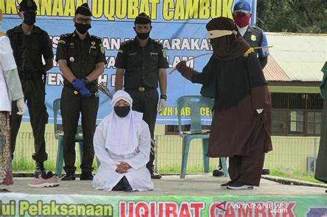 Tiga Pelanggar Syariat Islam Di Aceh Besar Dihukum Cambuk Antara News