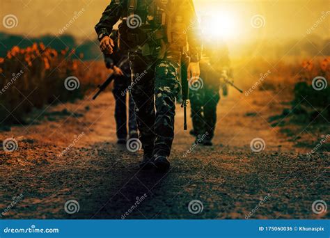 soldado con fusil largo caminando en campo de batalla de tierra foto de archivo imagen de arma