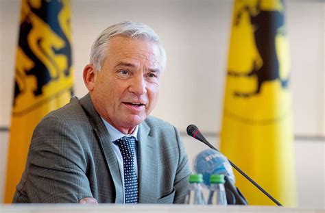 Exemplarisch dafür steht der schmiss auf seiner linken wange, erinnerung an die schlagende. Thomas Strobl über verkaufsoffene Sonntage: „Es ist falsch ...