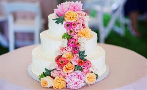 A ideal gift for yourself or friends. Feast Your Eyes on These 15 Fresh Flower Wedding Cakes