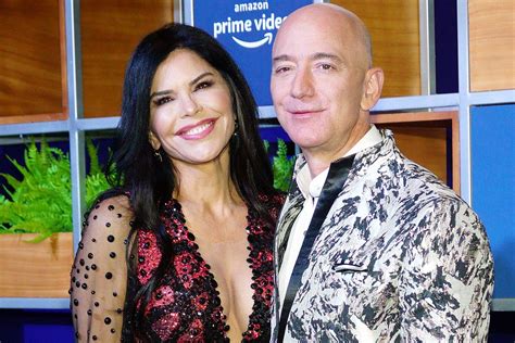 Amazon Billionaire Jeff Bezos Hugs Girlfriend Lauren Sanchez After He Safely Returns From Space