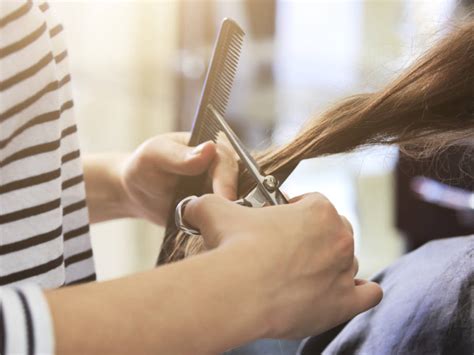 Wer seine haare nach dem mondkalender schneiden möchte, stellt sich natürlich die frage, wann der beste zeitpunkt dazu ist. Mondkalender: Das ist der perfekte Zeitpunkt für einen ...