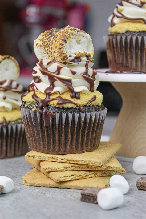 S'mores Cupcake Recipe: Chocolate Cupcakes Filled w Marshallow Cream