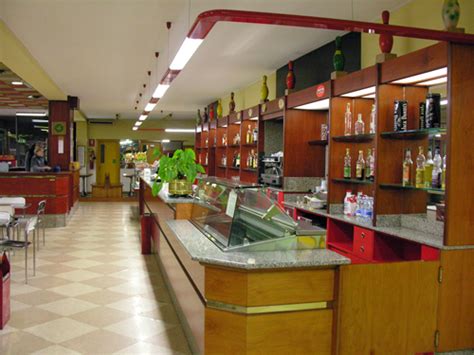 Prezzo:1.250 € comune:larciano (pt) vendo banco bar realizzato in legno massello da usare in casa comune:mirabello (fe) buongiorno vendo banco bar completo di vetrina refrigerata vano. Banco bar, biliardi, piste bowling, tennis tavolo altro ...