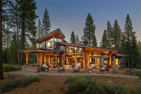 This Modern Residence In Truckee Ca Features A Mix Of Stone Steel And