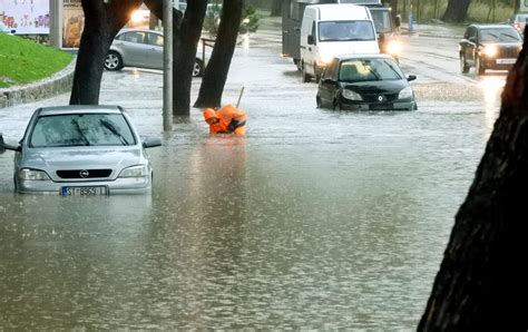 Slobodna Dalmacija Obilna Ki A Potopila Splitske Ulice Automobili Su Plivali U Lokvama