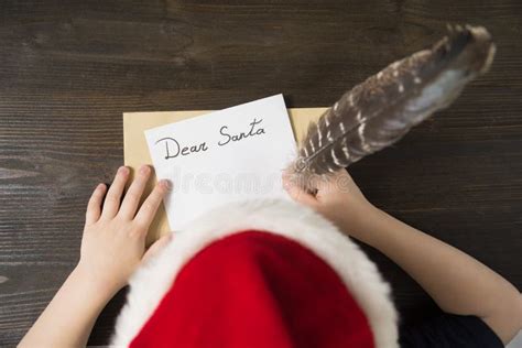 Lenfant écrit Une Lettre Au Père Noël Une Petite Fille Dessine Avec