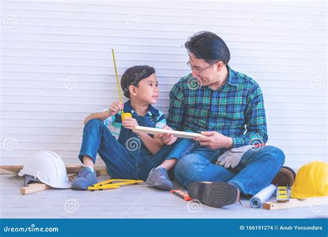 Padre Enseñando A Su Hijo Para El Trabajo De Mejora De Hogar Diy Para