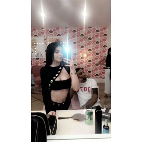 3 405 Likes 29 Comments Kylie Jenner Snapchats Kylizzlesnapchats
