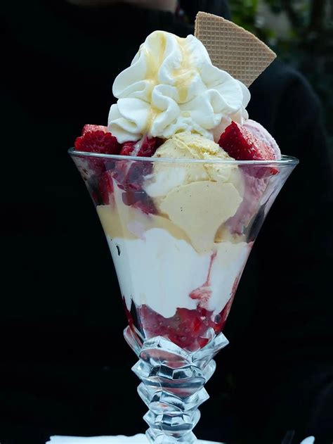 Ice Cream Sundae Strawberry Cup Strawberries Dessert Ice Glass