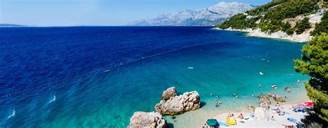 Badegäste genießen ihren urlaub in kroatien mit wassersport und tauchgängen in der türkisfarbenen adria. Eigene Anreise Kroatien - Autoreisen günstig bei FTI!
