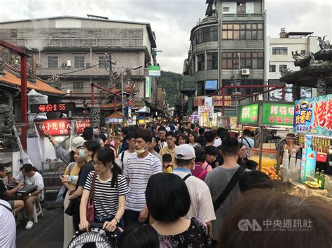 自己選吧 政府都先預設確診患者只會搭火車返鄉， 是確診者都會被吊銷駕照？ 不然開車不行嗎？ 高速公路又沒封鎖也沒高乘載，確診染疫的 還不趁機環島繞一波! 端午連假首日天氣佳 北市夜市商圈湧現人潮 | 生活 | 中央社 CNA