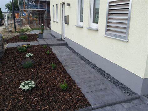 Das haus würde im wasser stehen, was ohne diesen spritzschutz nicht geschehen könnte. Hausbau Hürth Fischenich 2011: Vorgarten