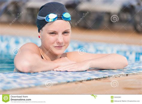 Nadador De Sexo Femenino En Piscina Del Agua Azul Mujer Del Deporte Imagen De Archivo Imagen