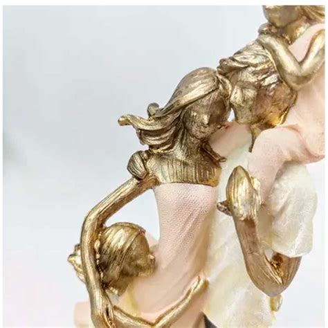 Escultura Família Decorativa em Resina Dourada Nude Mãe Pai e Filhas