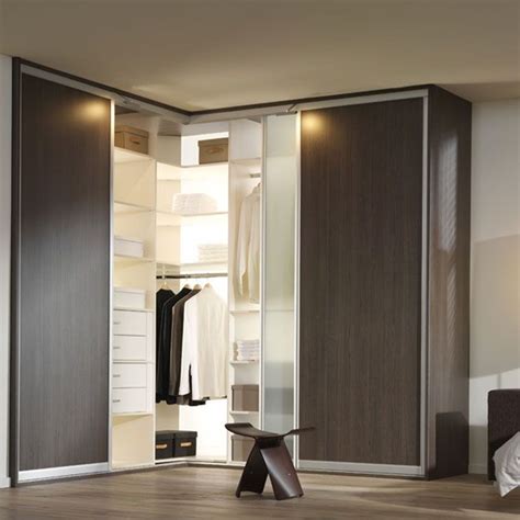 How to maximize corner storage in a closet. closetarubabanjolux6 | Banjolux | Corner closet, Corner ...