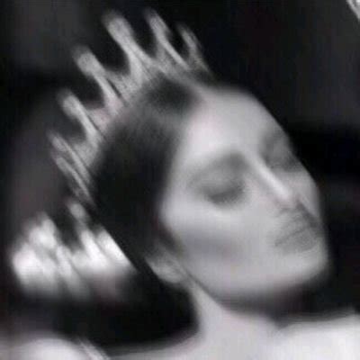 اختي اسماء لونها ابيض زي اللبن جسمها ناعم جدا وطري ,شعرها طويل واسود وناعم ,وشها مدور وعندها غمازتين علي خدودها ,مليانة شوية يعني مربربة وطرية لما بمسك دراعها بقوة شوية. ابيض واسود افتارات شباب انستا - Bertul