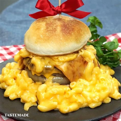 Tastemadejapan あふれる幸せ マカロニチーズバーガー チーズの雪崩がすごすぎる！！！！ アメリカの代表料理マカロニチーズ×