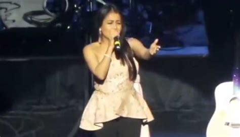 Neha Kakkar Singing Song On Stage Viral Throwback Video