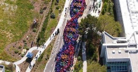 ‎2 600 Humans Celebrated The Anniversary Of The Discovery Of Dna By Forming A Human Dna Strand