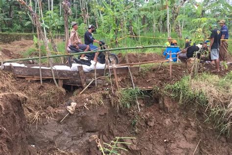 Diterjang Longsor Akibatkan Jembatan Putus Warga Temanggung Bangun