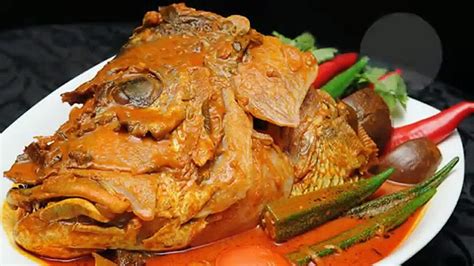 Menu ini biasa kita temukan di warung makan padang. Resep Gulai Kepala Ikan Kakap Padang