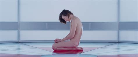 Milla Jovovich Nue Dans Sexy Snaps