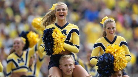 Michigan Wolverines Cheerleaders Hottest Photos Of The Squad Cheerleading Pictures Football