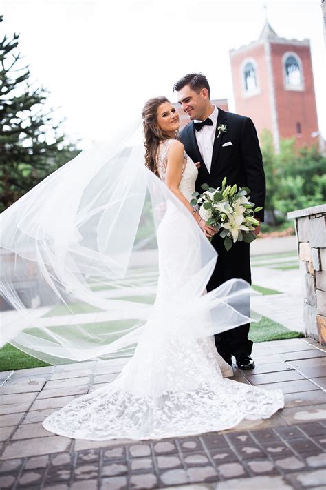 Beautiful Bride And Groom Shot By Bamber Photography In Chattanooga Wedding Flowers By Tami