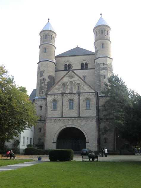 La sabiduría arquitectónica de este constructor le lleva a articular los volúmenes con una rica disposición escalonada de los mismos, evitando que éstos se prolonguen en. Bruno I. von Köln - Ökumenisches Heiligenlexikon