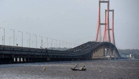 Jembatan Suramadu Jalan Tol Yang Melintasi Selat Madura