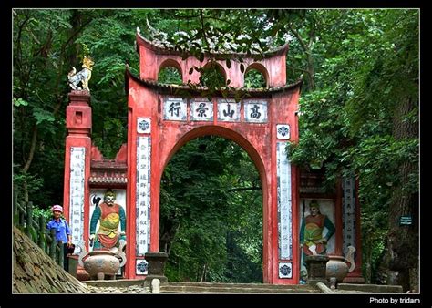 Được xây dựng trên núi nghĩa lĩnh vào năm khải định thứ 2 (1917), dạng vòm cuốn, cao 8,5m, gồm 2 tầng, 8 mái… tầng dưới có một cửa vòm cuốn lớn, đầu cột trụ cổng tầng trên có cửa vòm nhỏ hơn, 4 góc mái trang trí rồng. Đền Hùng - Phú Thọ | Tridam's Weblog