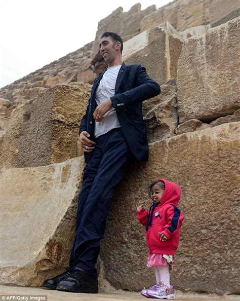 The World S Tallest Man Meets The World S Shortest Woman Daily Mail