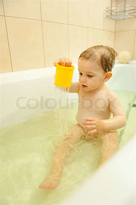 Kleiner Junge Mit Wasser Spielt In Der Badewanne Stock Bild Colourbox