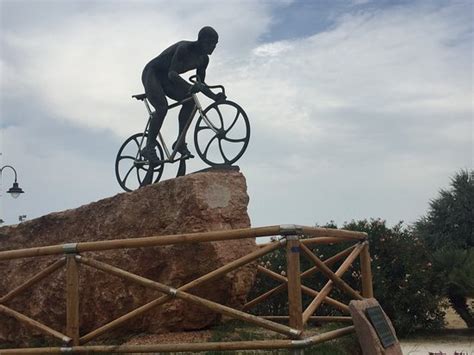 Granfondo marco pantani, perché è la conclusione di un percorso sui. Monumento a Marco Pantani - Cesenatico - Aktuelle 2018 ...