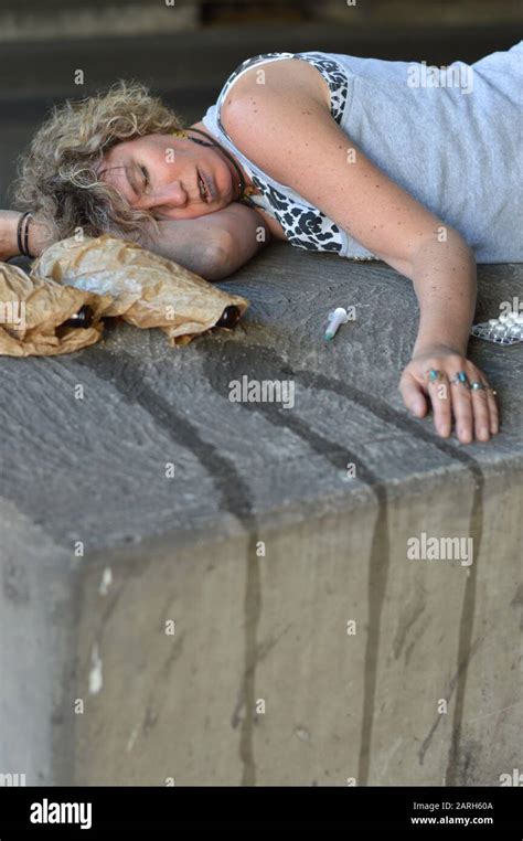 Betrunkene Frau Fotos Und Bildmaterial In Hoher Auflösung Alamy