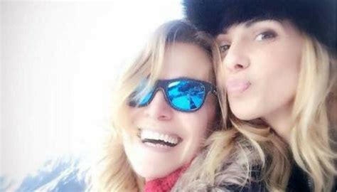 Scopriamo qualcosa di più sulla giornalista che oggi inizia l'avventura con morning news: 9 VIP sotto la neve: ecco le mete che hanno scelto per le ...