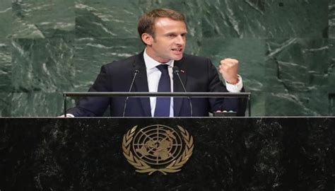 علقت الحكومة والرئاسة الفرنسية، اليوم الثلاثاء، على واقعة صفع الرئيس الفرنسي، إيمانويل ماكرون، من قبل أحد الشبان، أثناء وقع الحادث أثناء زيارة ماكرون لمنطقة دروم في جنوب شرق فرنسا، حيث التقى بعاملين في مطاعم وطلاب للحديث معهم عن عودة الحياة إلى. ماكرون بالأمم المتحدة.. أردوغان في "مصيدة" سيد الإليزيه