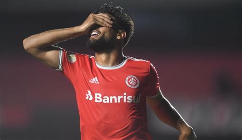 No rebote, yuri tentou de novo e o zagueiro cortou. Yuri Alberto explode no Internacional e o show no Morumbi ...