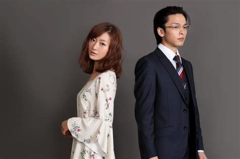 主人公・高森杏寿（仲）とその夫・純平（ 塚本高史 ）、そして純平の浮気相手・井筒里奈（ 松本まりか ）とその夫・渡（ 中村倫也 ）の愛とモラルの攻防戦が繰り広げられてきたが、前回（第7話）、杏寿と純平の娘・七香（渋谷南那）が幼稚園の卒園式の後、姿が見えなくなり……。 テレ朝POST » 中村倫也＆松本まりか、熱演中のモンスター夫婦に ...