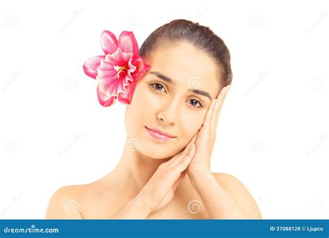 Retrato De Uma Jovem Mulher Bonita Com A Flor Em Seu Cabelo Foto De Stock Imagem De Cuidado