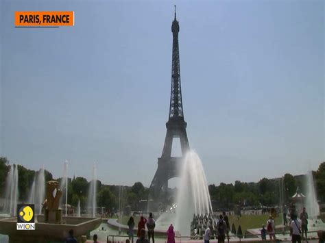 A Swim With A View Tourists Escape Heat In Eiffel Tower Fountains